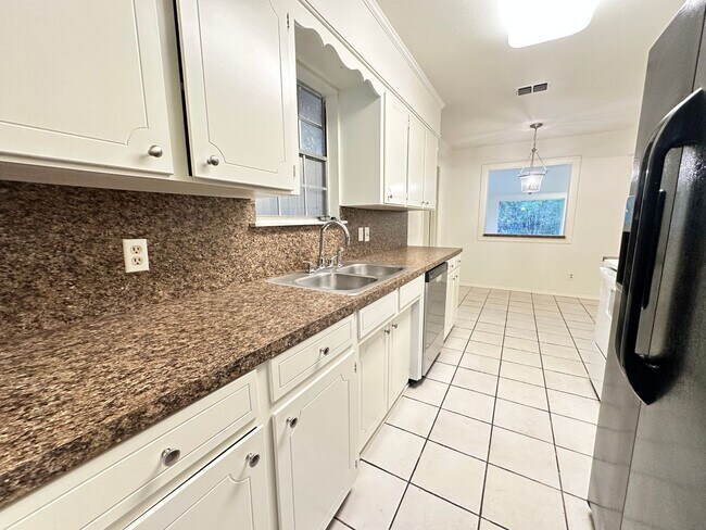 Building Photo - 3 BEDROOM IN BELLAIRE SUBDIVISION!