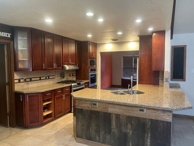 Foto del edificio - Beautiful Home in the Granada Hills area