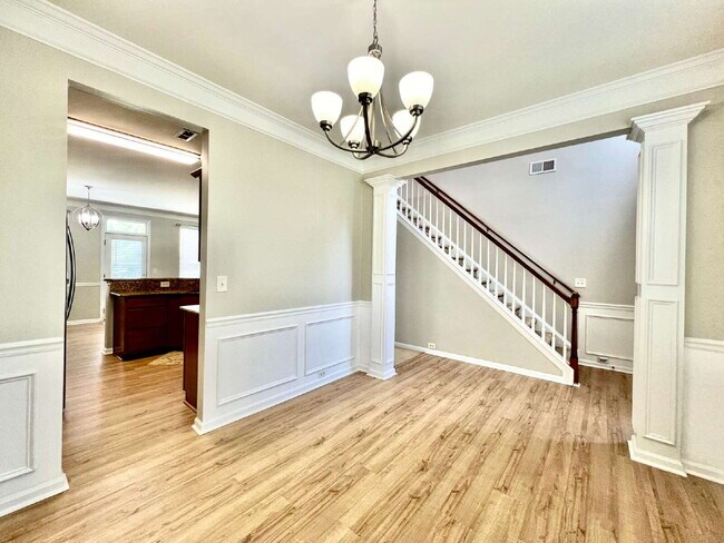 Building Photo - SPACIOUS 3 BEDROOMS!