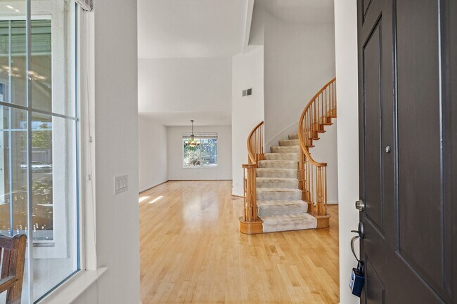 Foto del edificio - Welcome to your dream home in SSF!