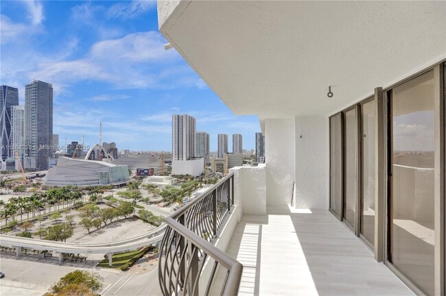 Foto del edificio - 555 NE 15th St