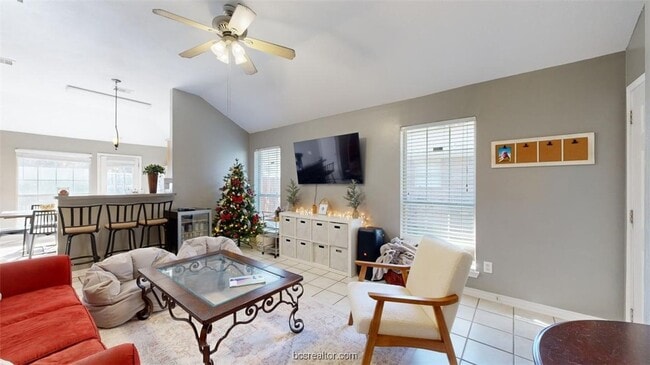 Foto del edificio - 806 Azalea Ct