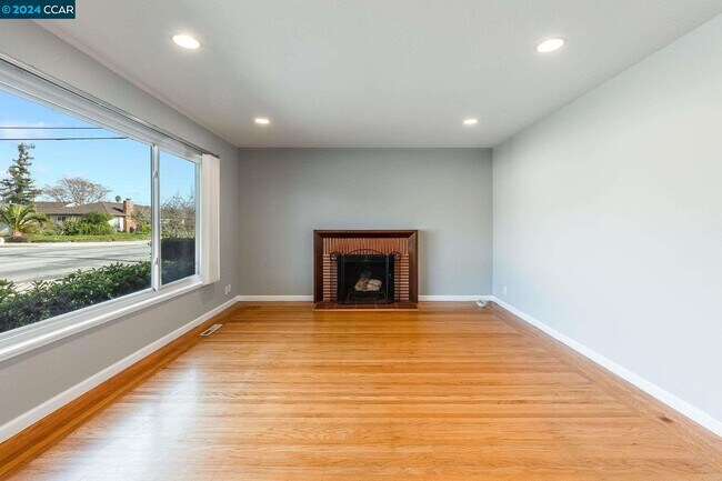 Building Photo - 38641 Glenview Dr