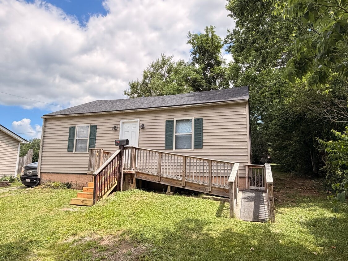 Renovated 2 Bedroom 1 full bath House! All new luxury vinyl flooring - Renovated 2 Bedroom 1 full bath House! All new luxury vinyl flooring