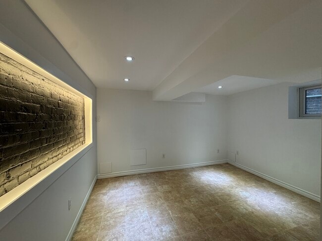 Building Photo - 310 Riverdale Av