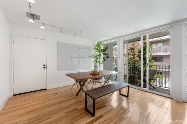 Foto del edificio - 1425 Lakeside Dr