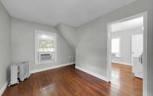 Building Photo - Updated Condo Near UT!