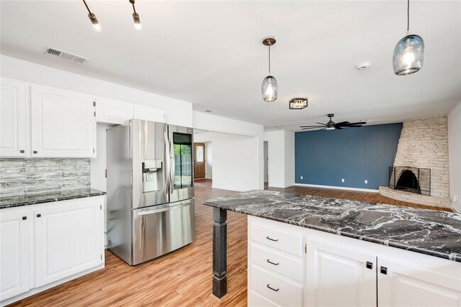 Building Photo - 703 Jetta Ct