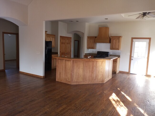 Cocina abierta - 5926 E 76th Ct