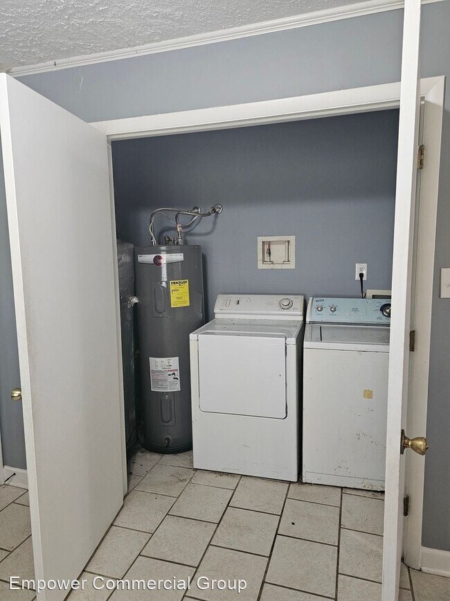 Building Photo - 3 br, 1 bath House - 415 South Plymouth St...