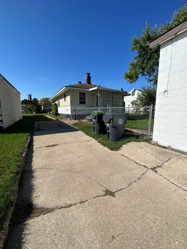 Building Photo - 3 Bed Single Family Home Near Gundersen