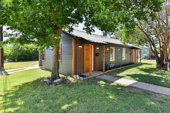 Foto del edificio - Affordable & Updated 1BR Home – Vacant Move-In Ready!