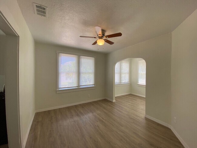 Foto del edificio - 18th Ave S Triplex