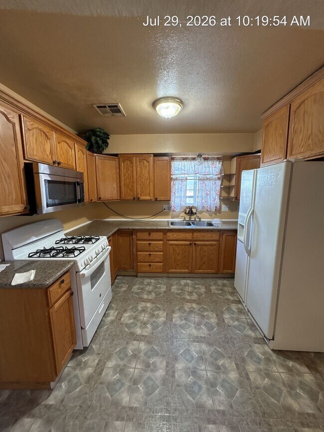 Building Photo - North Side Visalia Home!!