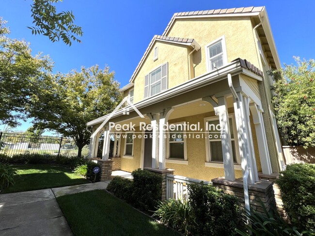 Foto del edificio - A Beautiful Folsom 4bd/3ba House with 2 Ca...