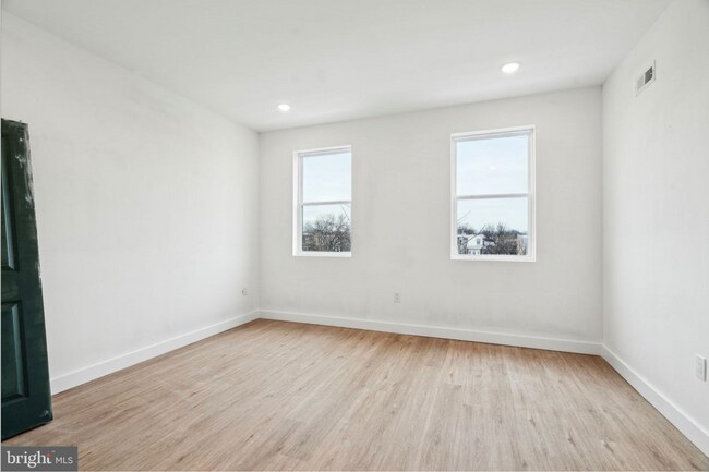 Foto del edificio - 4163 Mantua Ave