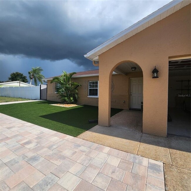 Building Photo - 6336 Bonaire Ave
