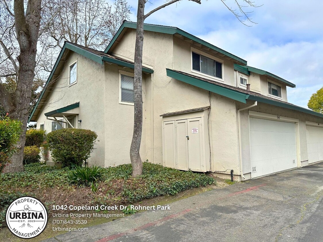 Foto principal - Charming 2-Bed, 1.5-Bath End-Unit Condo in...