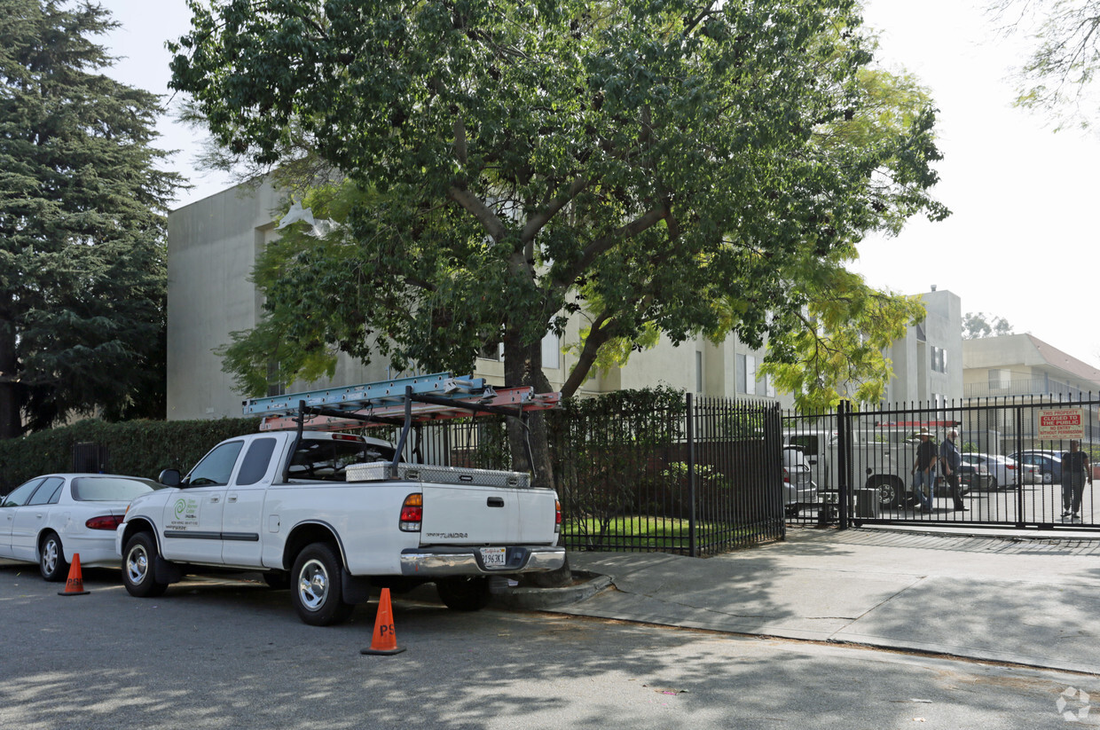 Primary Photo - 39th St Manor