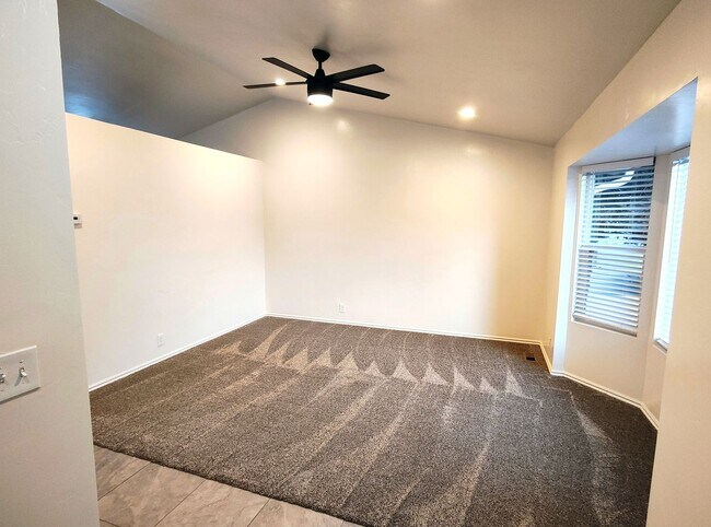 Foto del edificio - Updated 4 Bd 3 Ba Home in Sandy