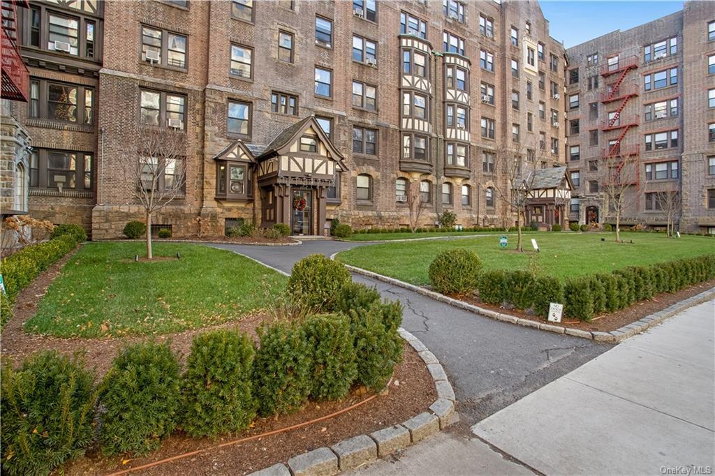 Primary Photo - 250 Martine Ave