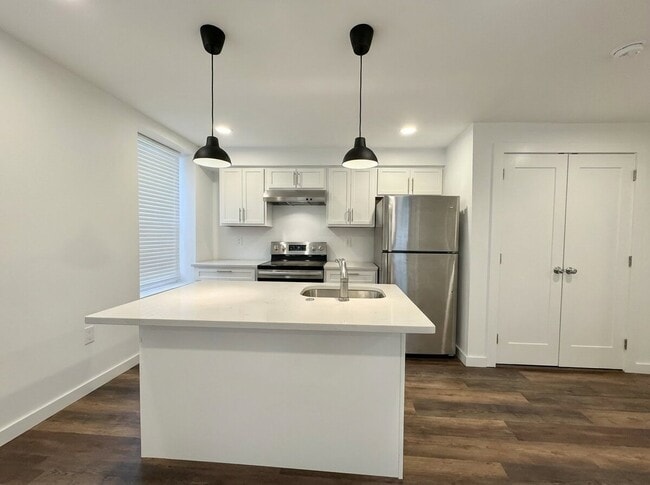 Building Photo - 451 Green Ln