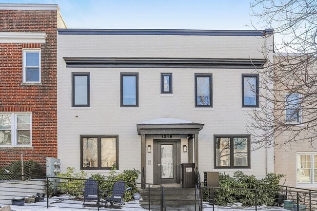 Building Photo - 1219 Queen St NE