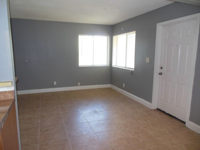 Building Photo - 2 br, 1 bath House - 834 E. TIFFANY DR #2