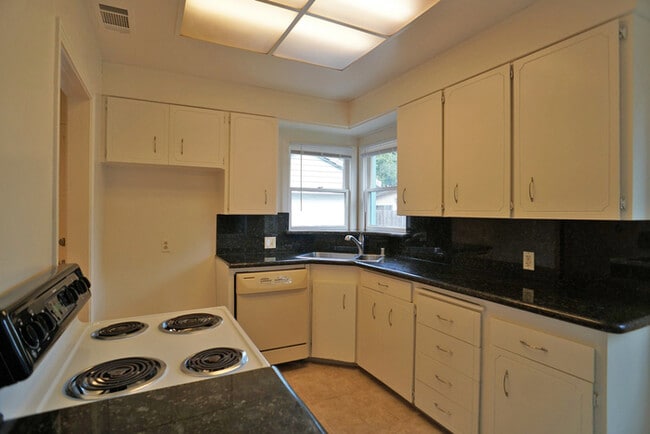 Building Photo - charming 3 bedroom 1.5 bathroom House in U...