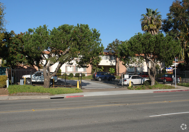 Foto del edificio - Del Prado Apartments