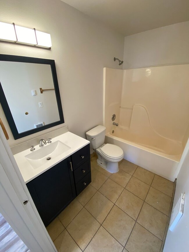 Building Photo - Newly Remodeled! Close to CWU 4 Rooms !! -...