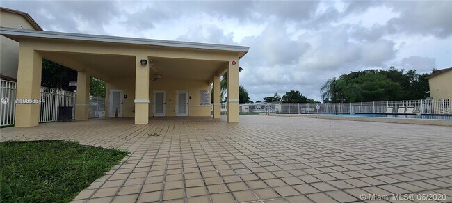 Foto del edificio - 6627 Winfield Blvd