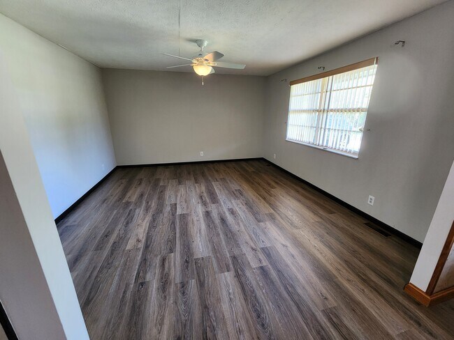 Foto del edificio - 7713 Widdecomb Rd