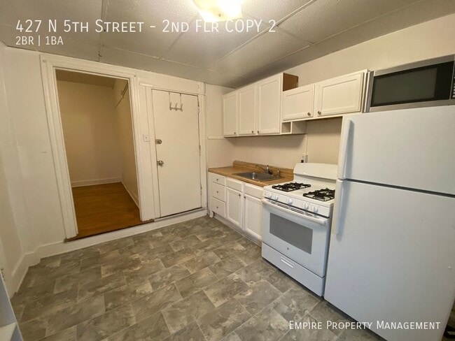 Foto del edificio - 2nd Floor: 2 Bedroom/1 Bathroom Apartment ...
