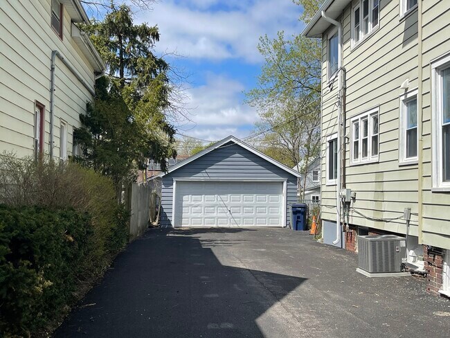 Building Photo - 710 N Poplar St