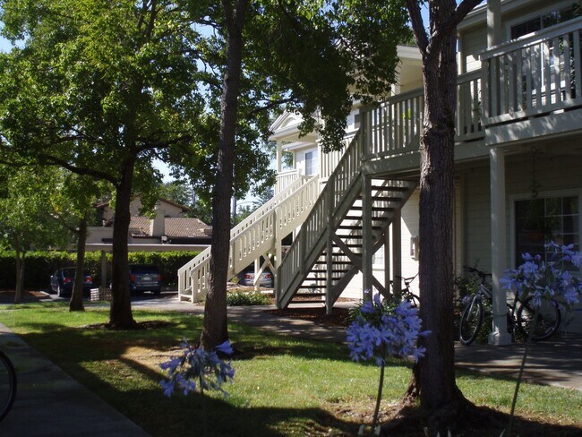 Foto del edificio - Beautiful Downstairs 2 Bedroom 2 Bath looking out to the Sonoma Creek!