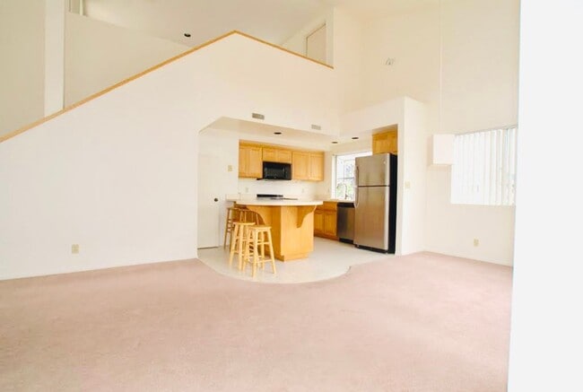 Building Photo - SPACIOUS 2BD/2BA CONDO WITH LOFT IN PB! BL...