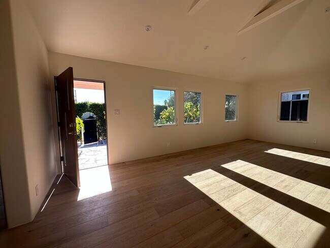 Building Photo - 857 Rose Ave