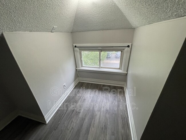 Building Photo - 339 Marks St N