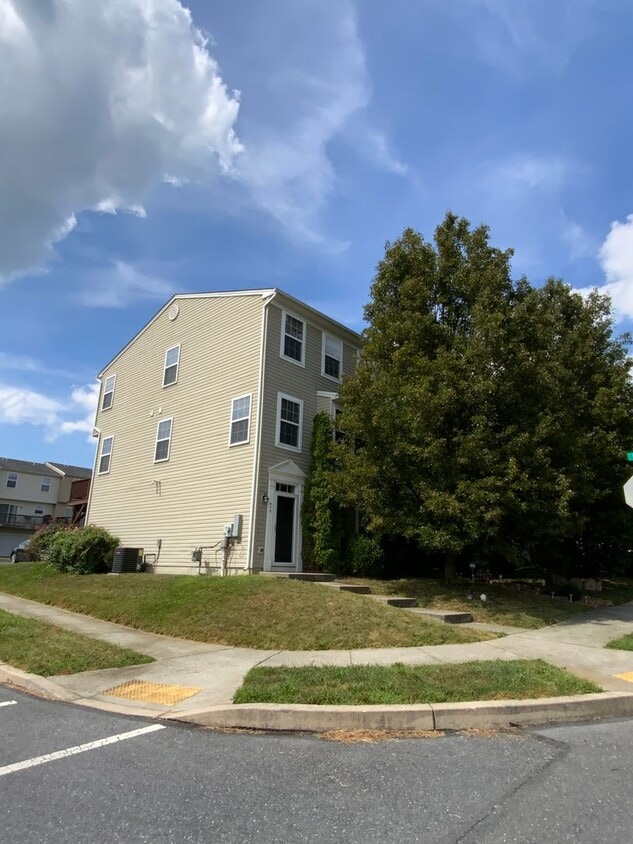 Primary Photo - 410 Dickens Dr., Lancaster, PA 17603