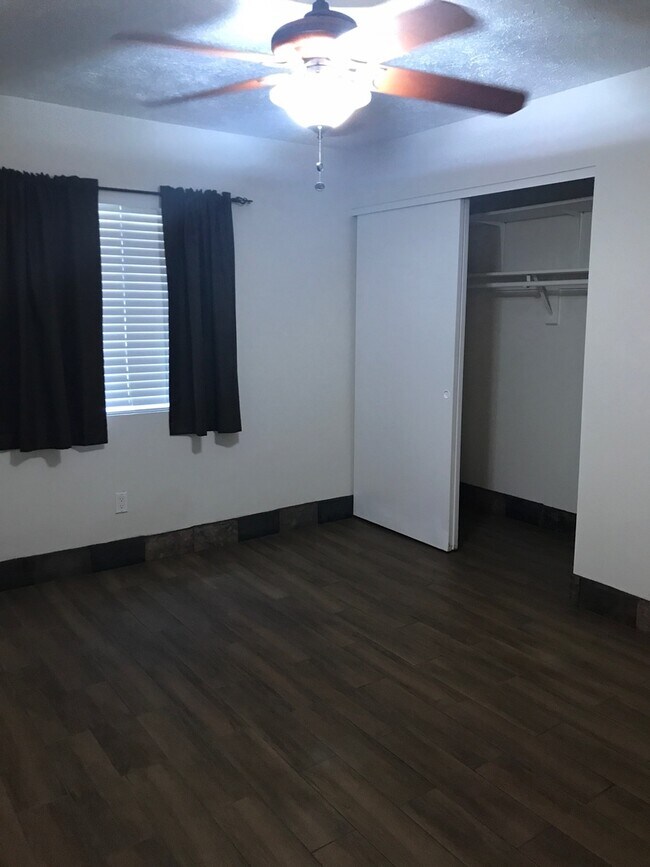 Building Photo - Gorgeous Townhome