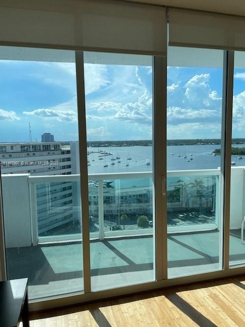 Foto del edificio - 7900 Harbor Island Dr