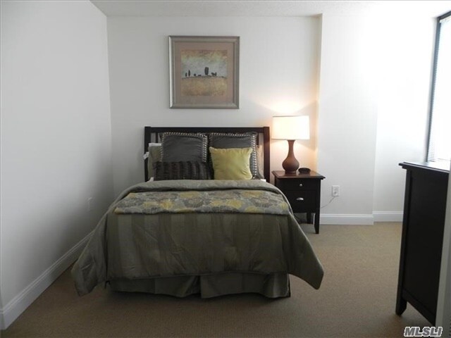 Foto del edificio - 96 Cutter Mill Rd