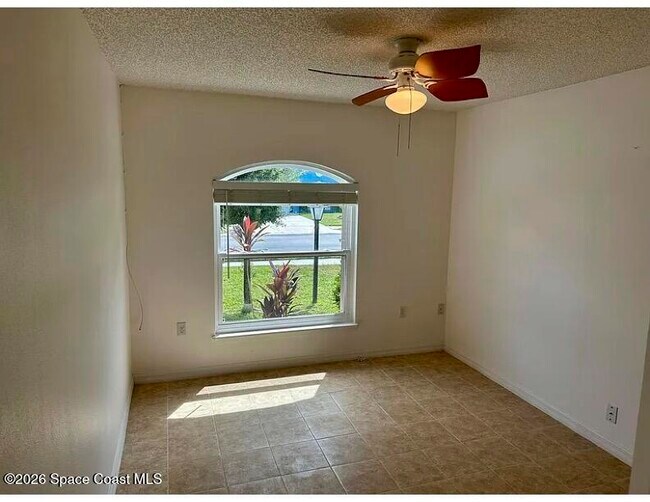 Building Photo - 2089 Redwood Cir