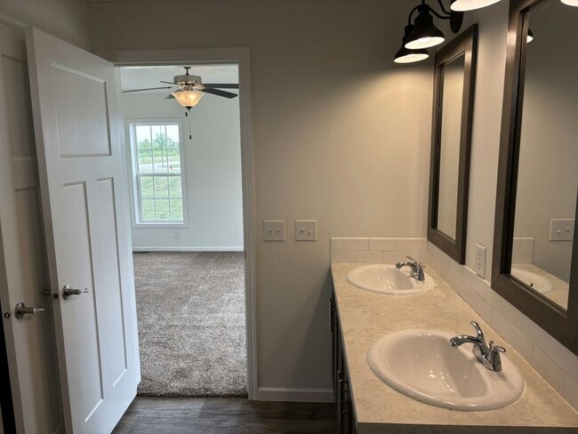Building Photo - 5053 W Sawgrass Dr
