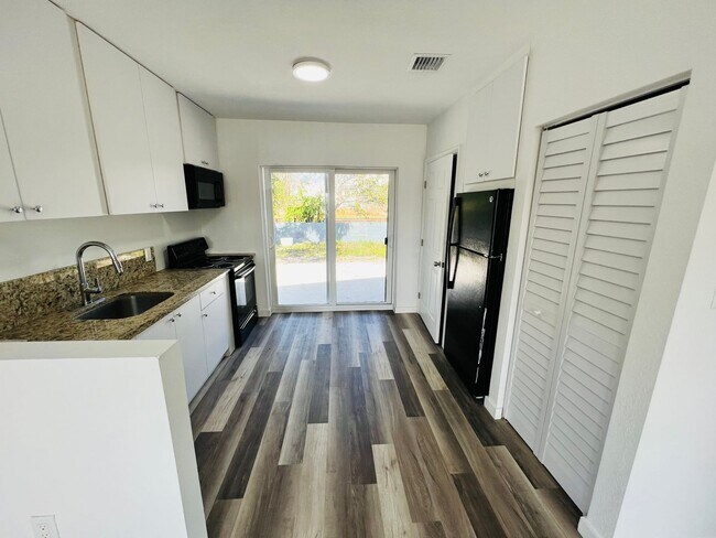 Foto del edificio - Fabulous Renovation! Gorgeous Three Bedroom and One Bath Home!