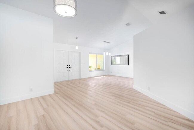 Foto del edificio - 10129 Canoe Brook Cir