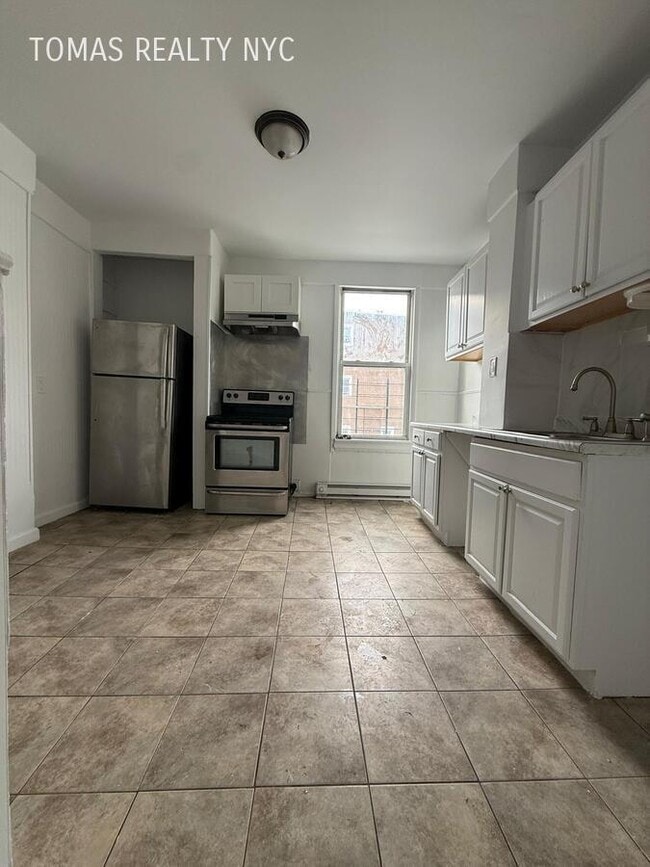 Building Photo - 15 Cedar St