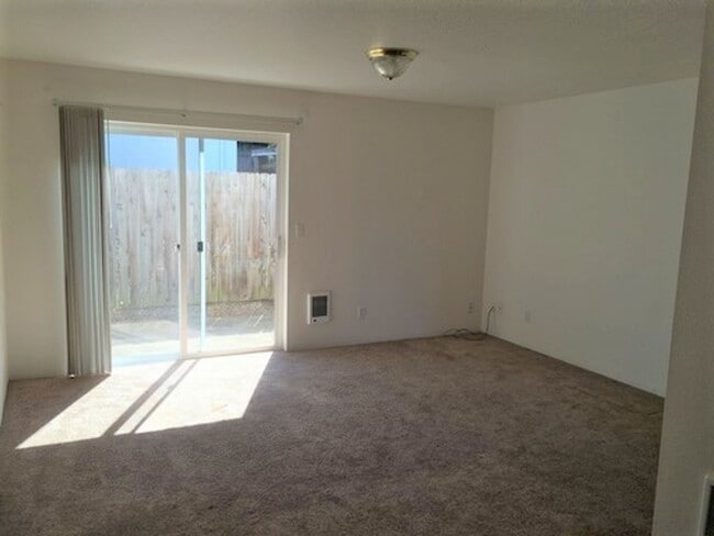 Building Photo - Wonderful townhouse in East Portland! rent...