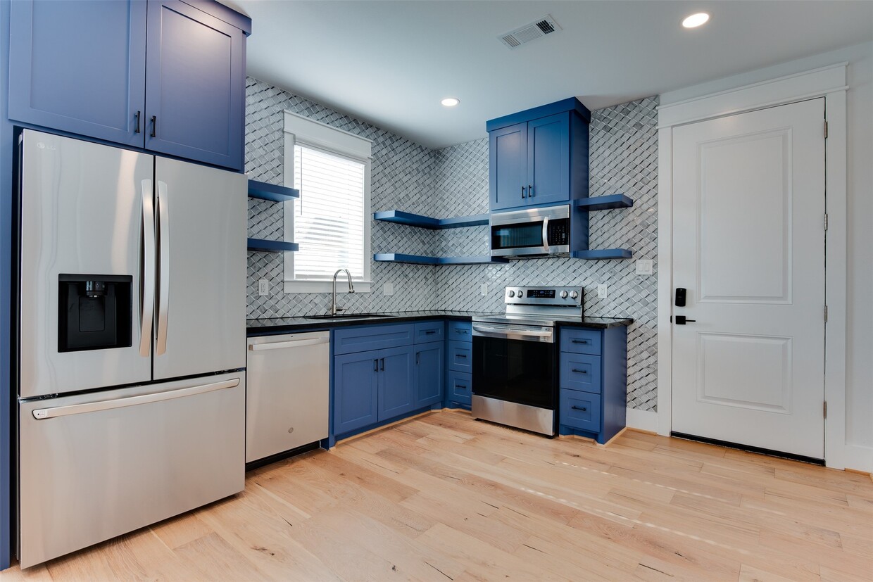 Primary Photo - 425 W 21st St